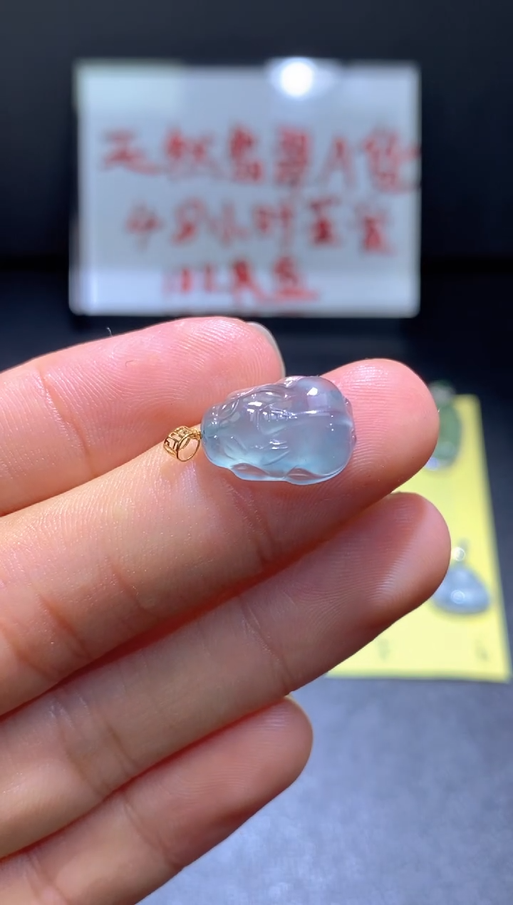 翡翠18K金镶嵌颈饰翡翠吊坠