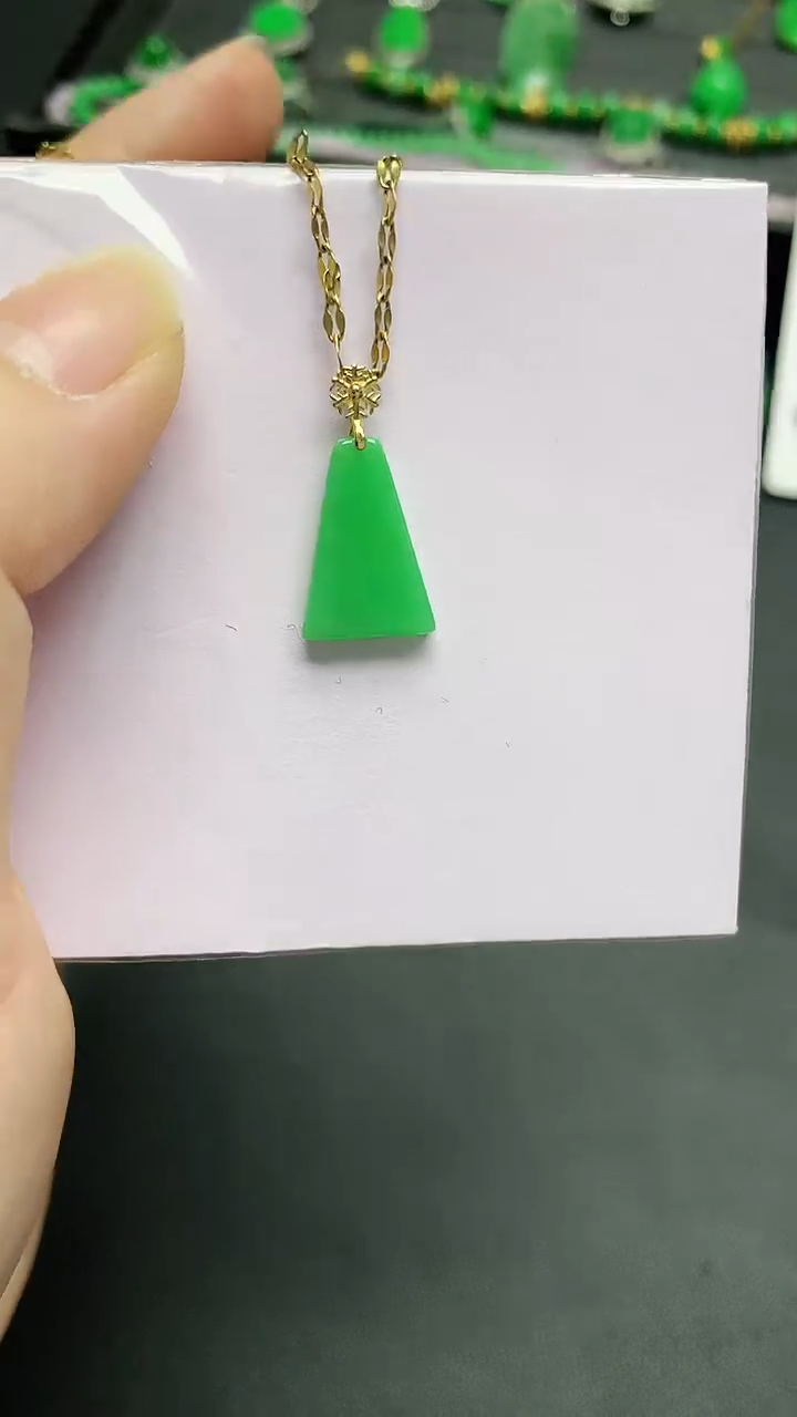 颈饰18K金镶嵌翡翠赠礼盒证书