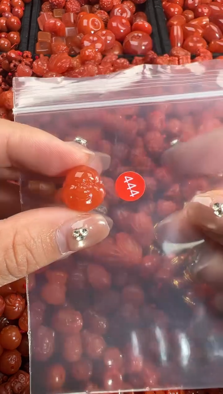 南红玛瑙未镶嵌颈饰1