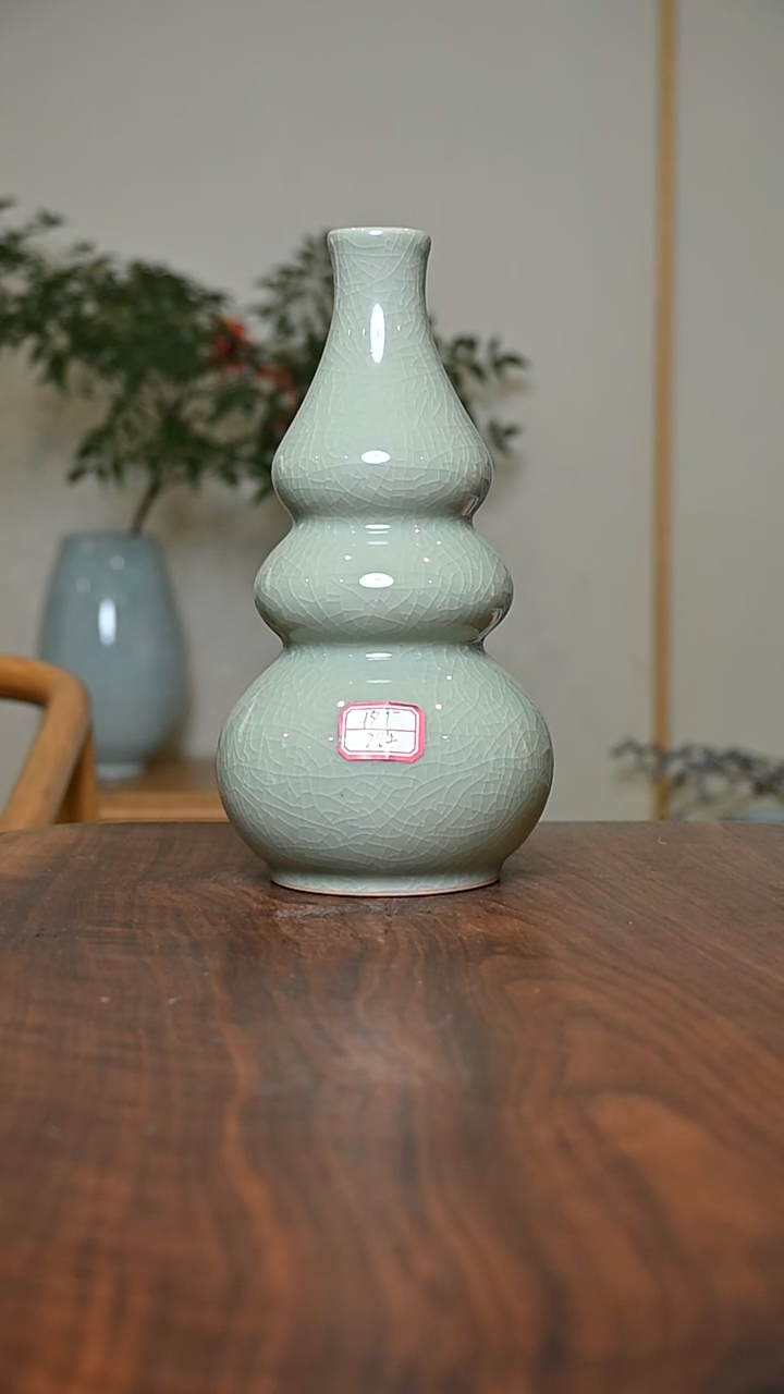 28#葫芦瓶 豆绿釉 微瑕 无款