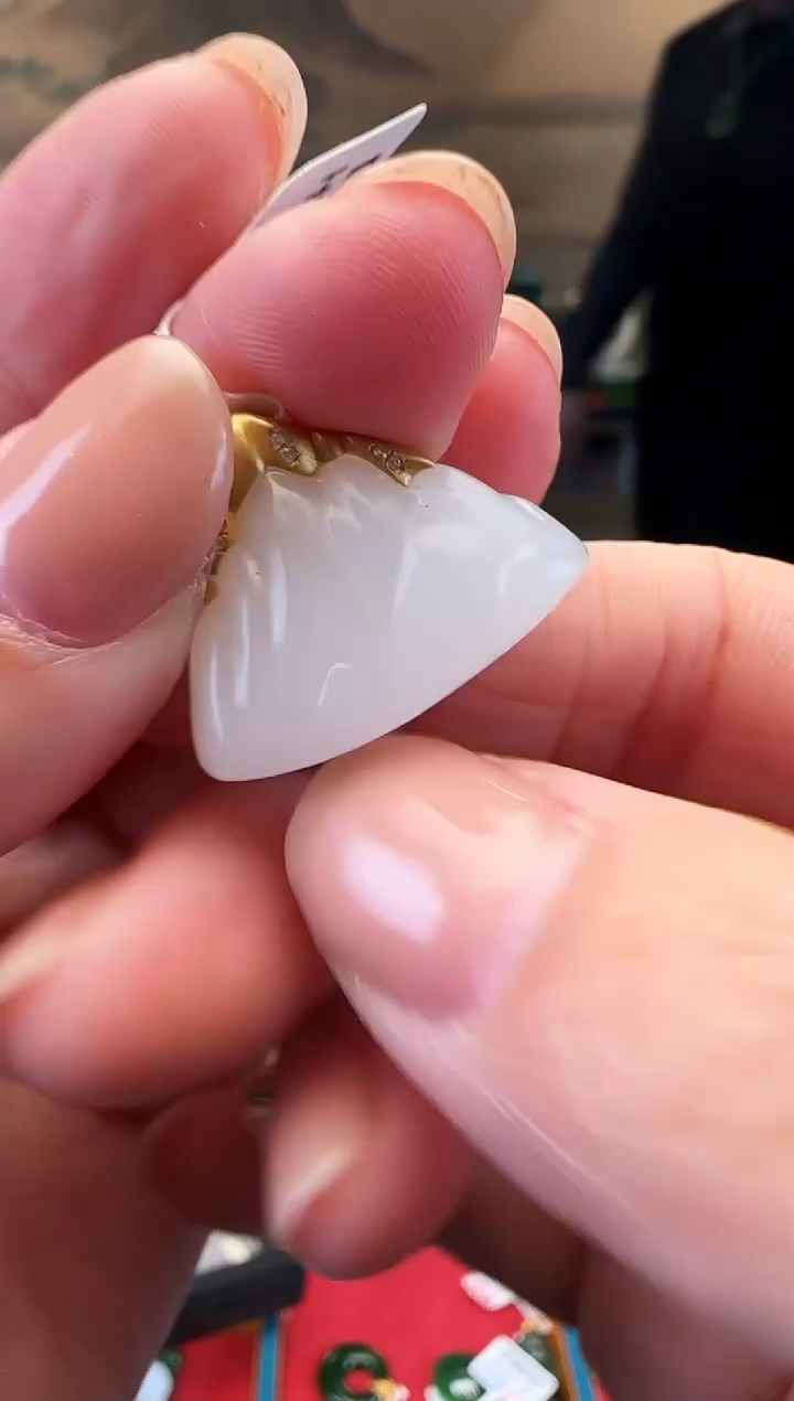 颈饰未镶嵌和田玉日照金山