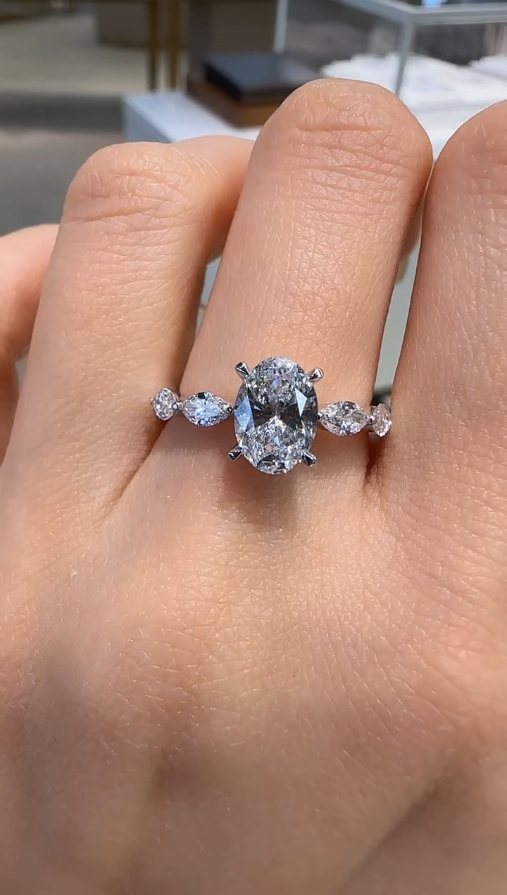 【闪购商品】实验室培育钻石18K金镶嵌椭圆1ct12圈