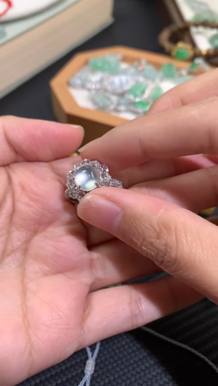 颈饰18K金镶嵌翡翠y*蛋面戒指