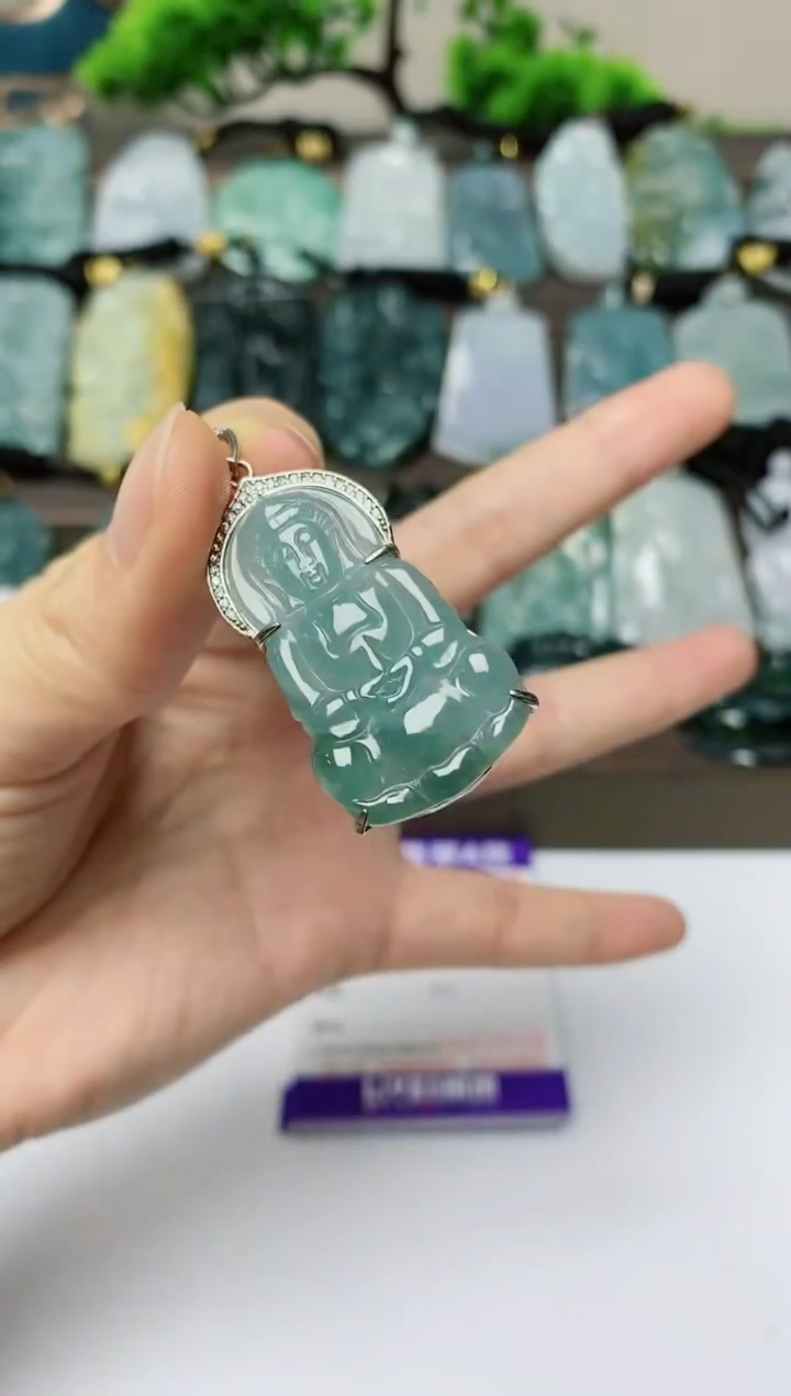 翡翠未镶嵌颈饰        