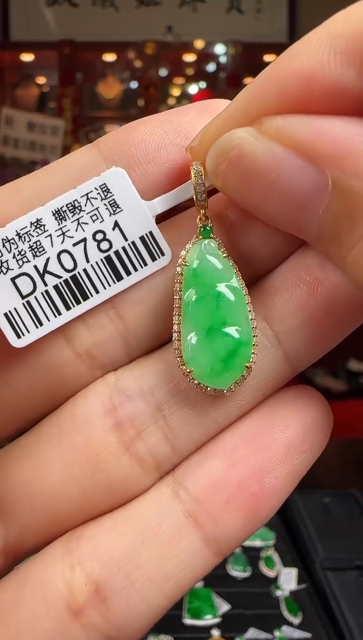 翡翠18K金镶嵌颈饰DK0781冰绿豆豆（万能扣