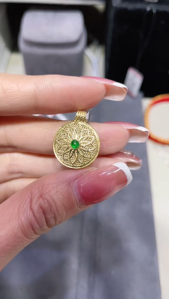 18K金镶嵌天然祖母绿吊坠