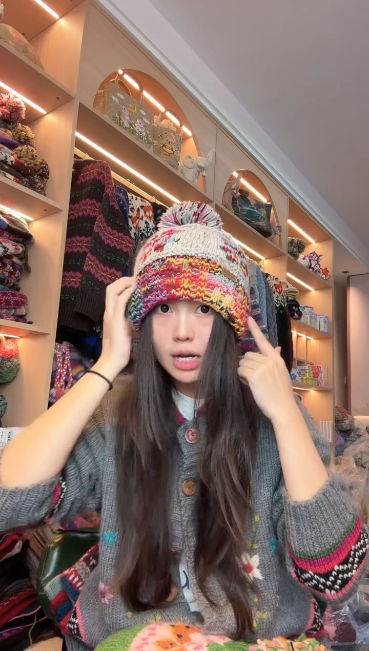 羊毛翻遍雪花帽  