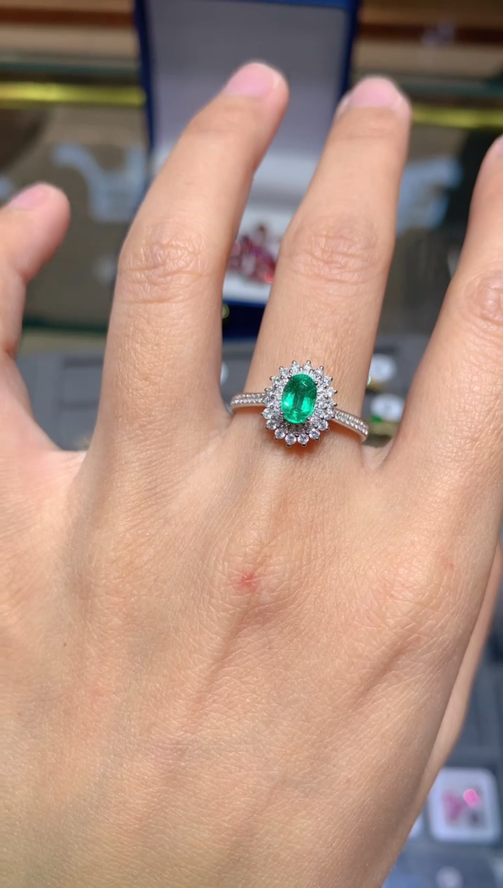 【闪购商品】祖母绿戒指18K金镶嵌0.5CT