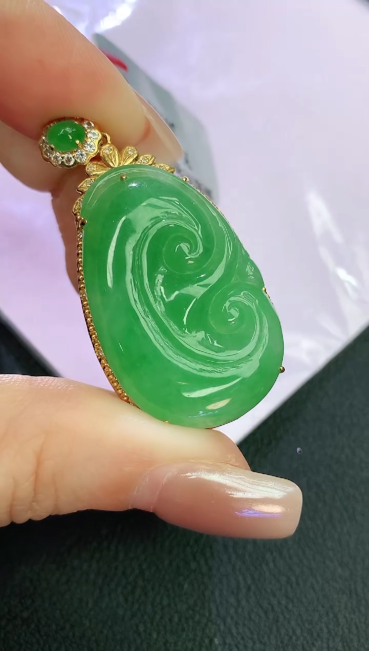 颈饰18K金镶嵌翡翠赠礼盒证书 麦麦