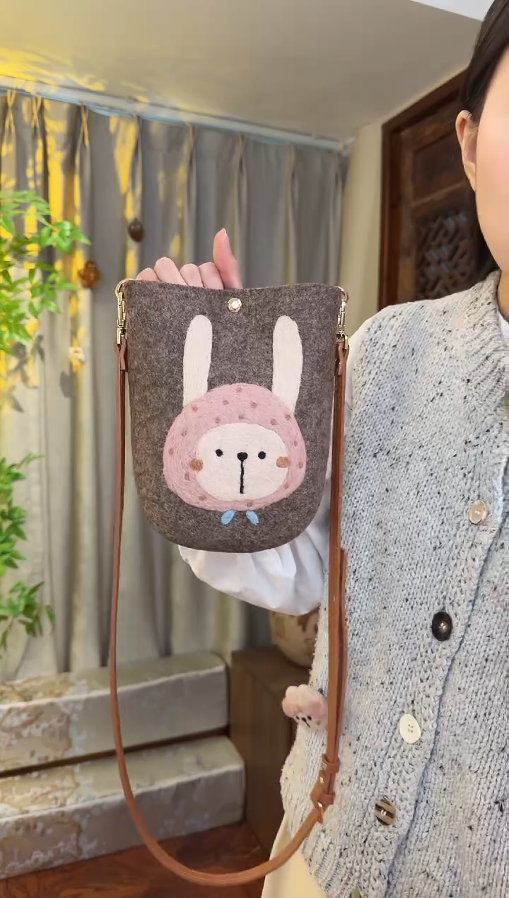 羊毛非遗羊毛毡包 手机包兔子