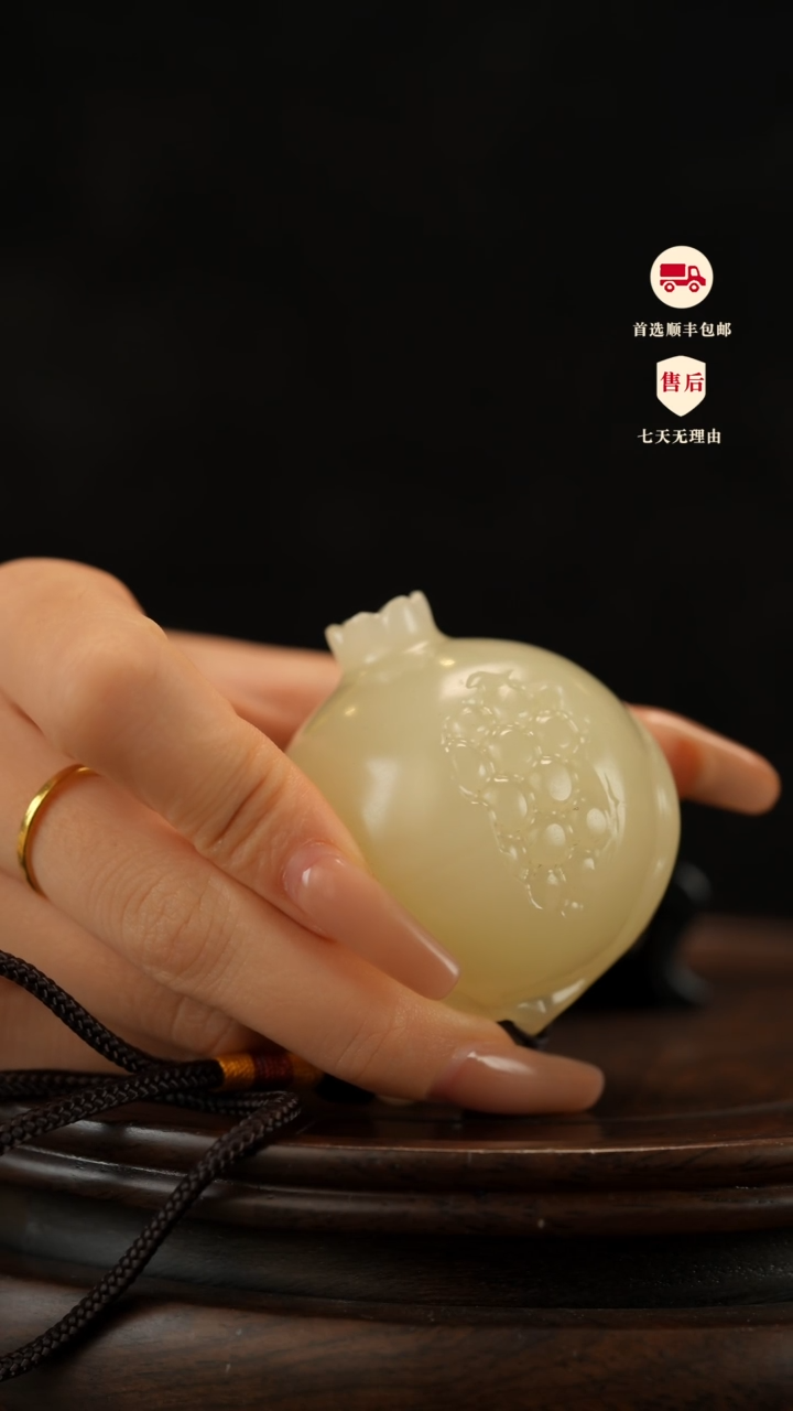 云南石竹叶青雕刻：多子多福石榴手把件