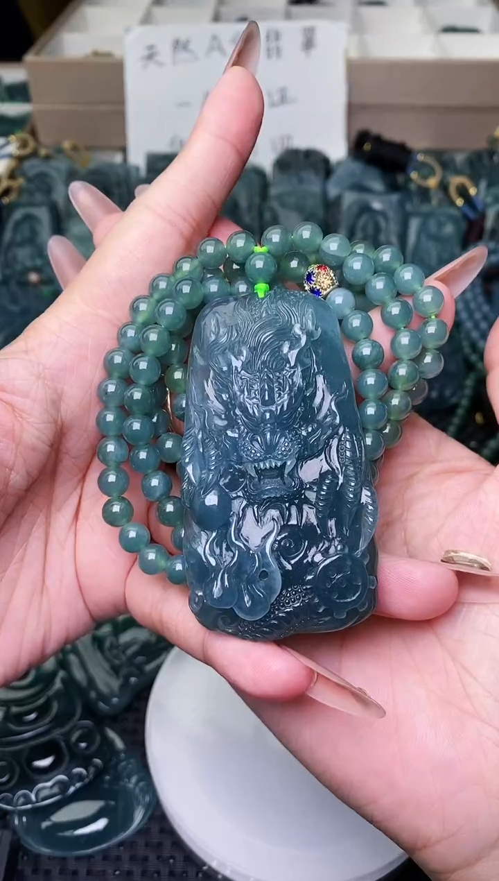 颈饰未镶嵌翡翠 