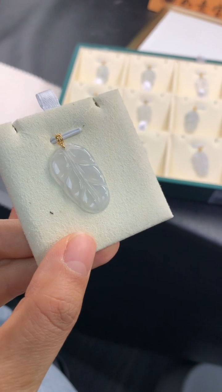 【闪购商品】翡翠吊坠(赠链)18K金镶嵌FA130翡翠叶子多样性发其一