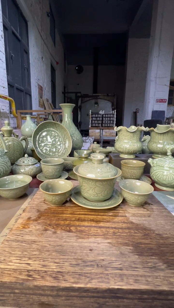 微瑕耀州窑莲纹三才盖碗+莲纹小杯2