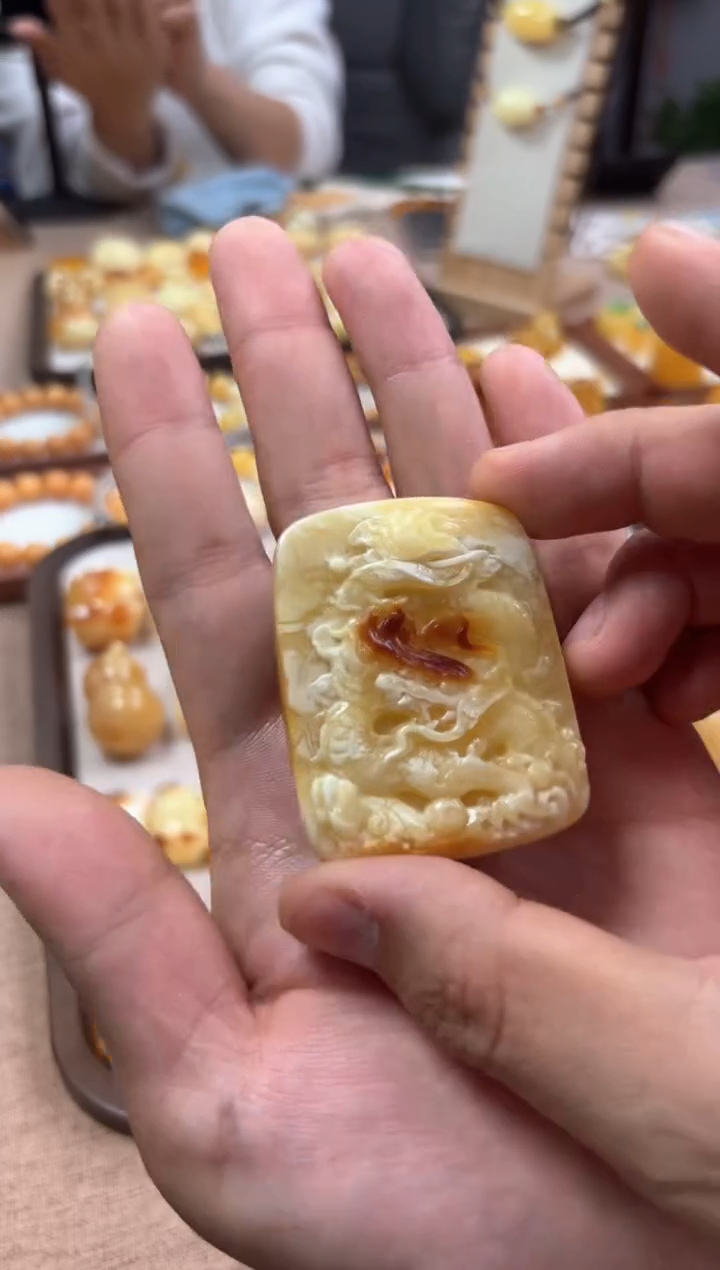 【闪购商品】蜜蜡裸石未镶嵌雕刻