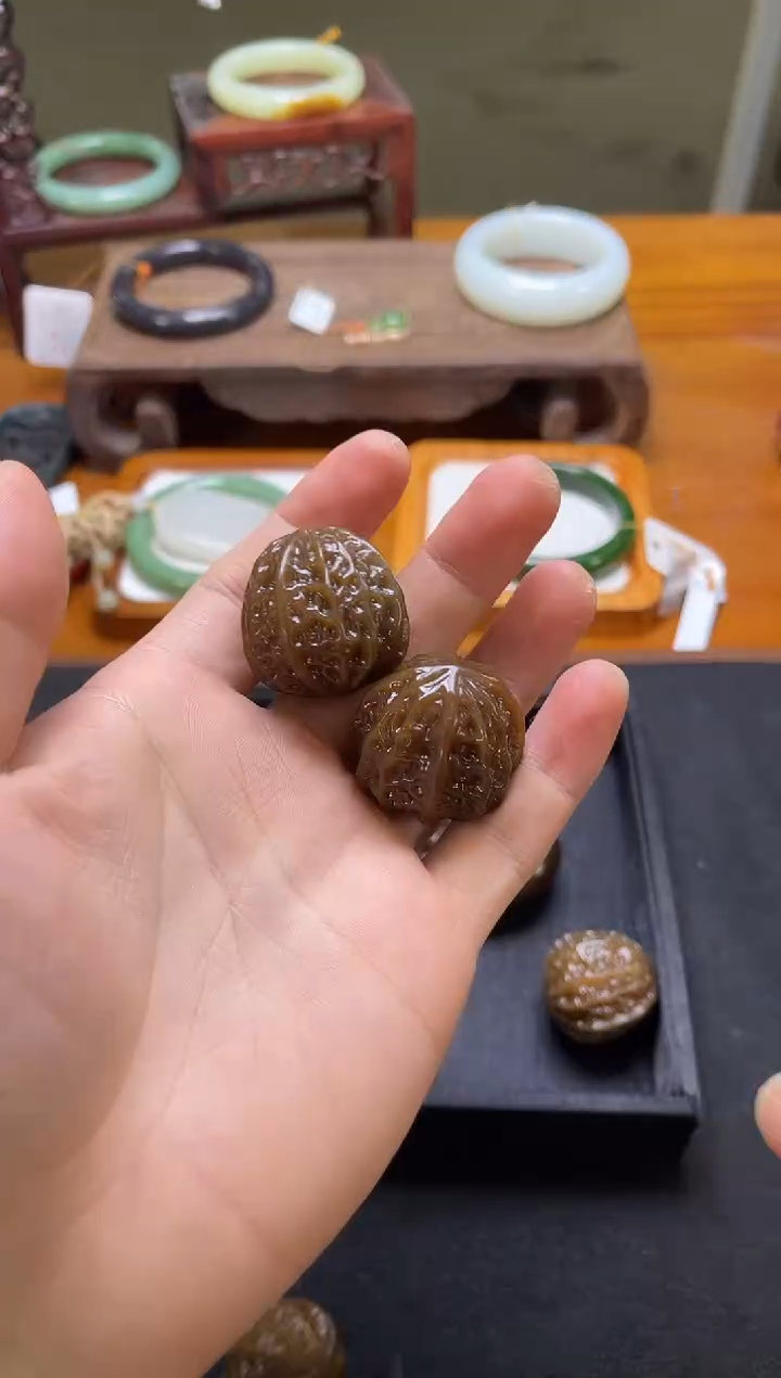 未镶嵌和田玉把件且末金山糖 核桃一对 1