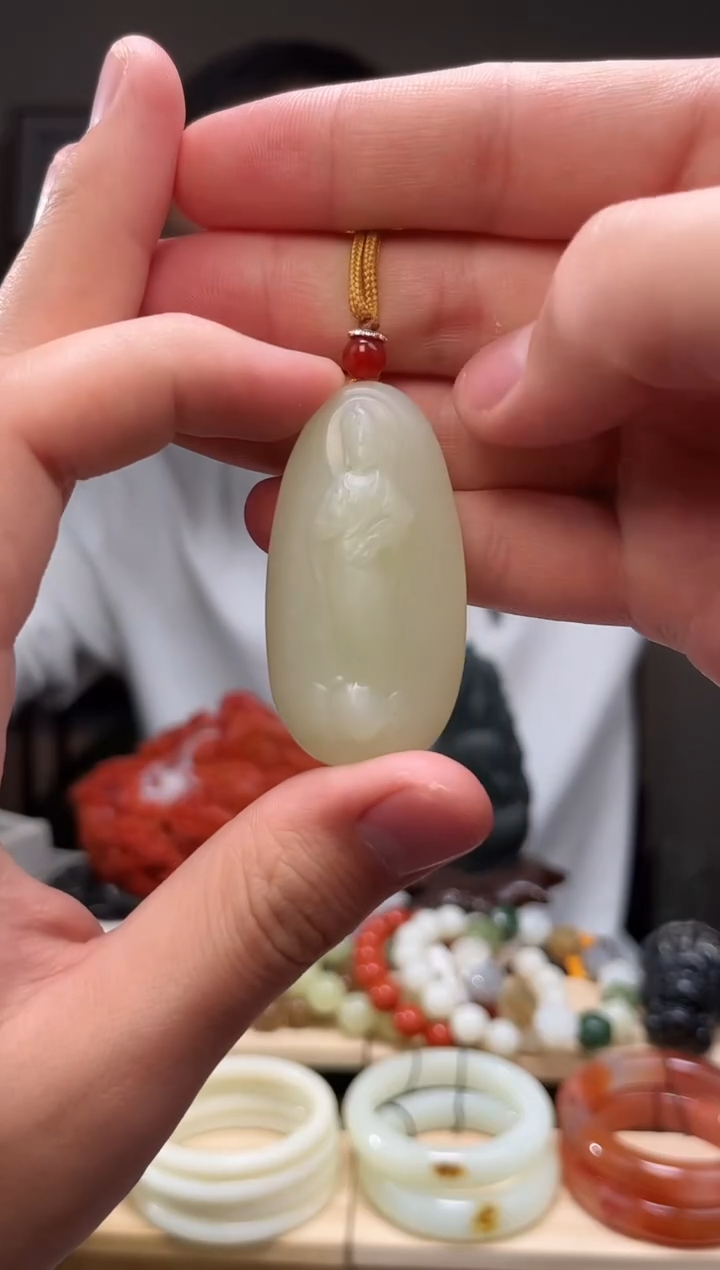 颈饰未镶嵌和田玉吊坠