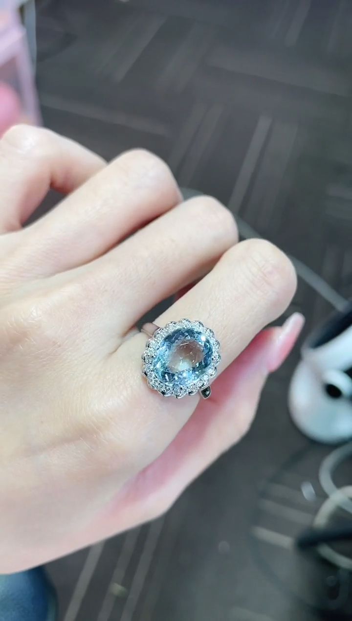 18K金镶嵌海蓝宝石戒指