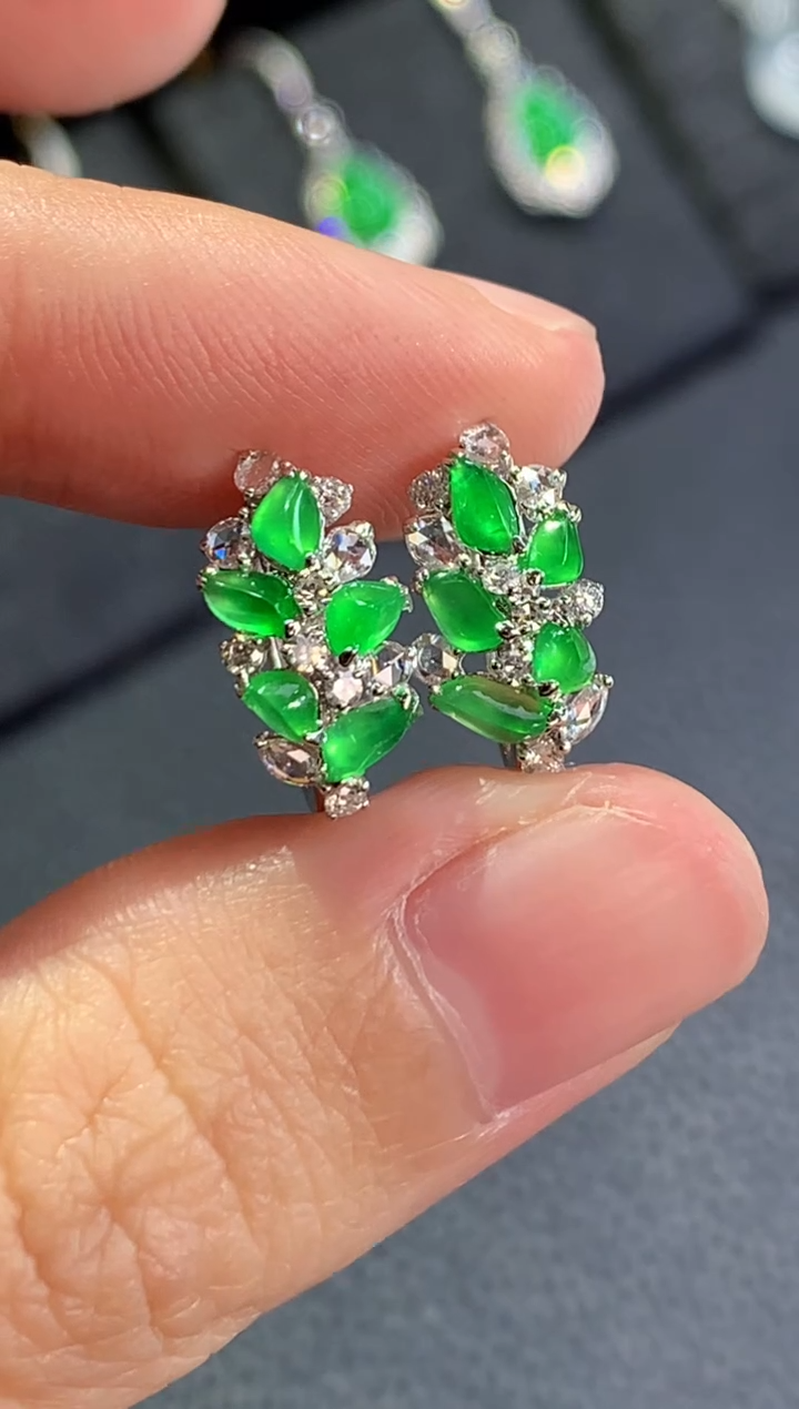 18K金镶嵌翡翠耳饰绿随形耳包