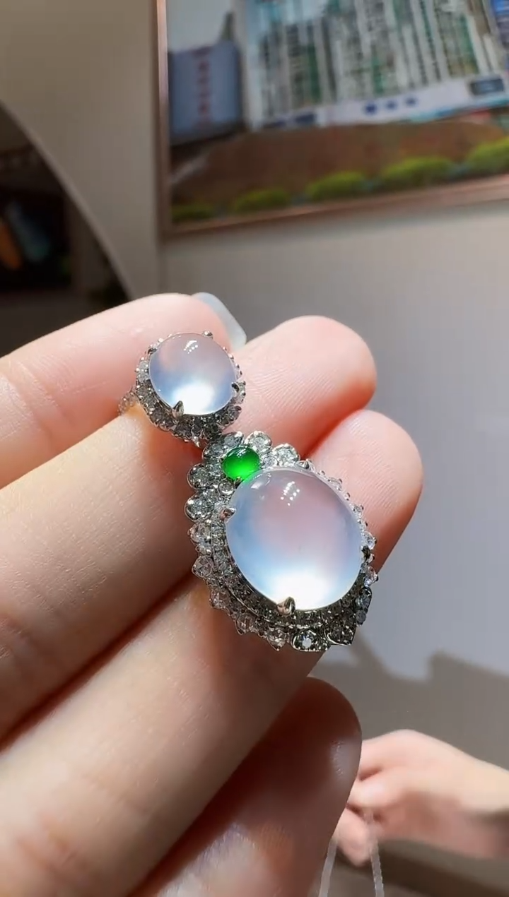 颈饰18K金镶嵌翡翠蛋面