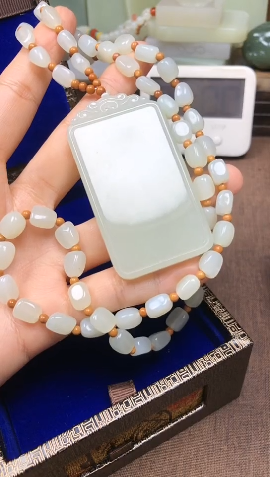 颈饰未镶嵌和田玉峡**声峡谷