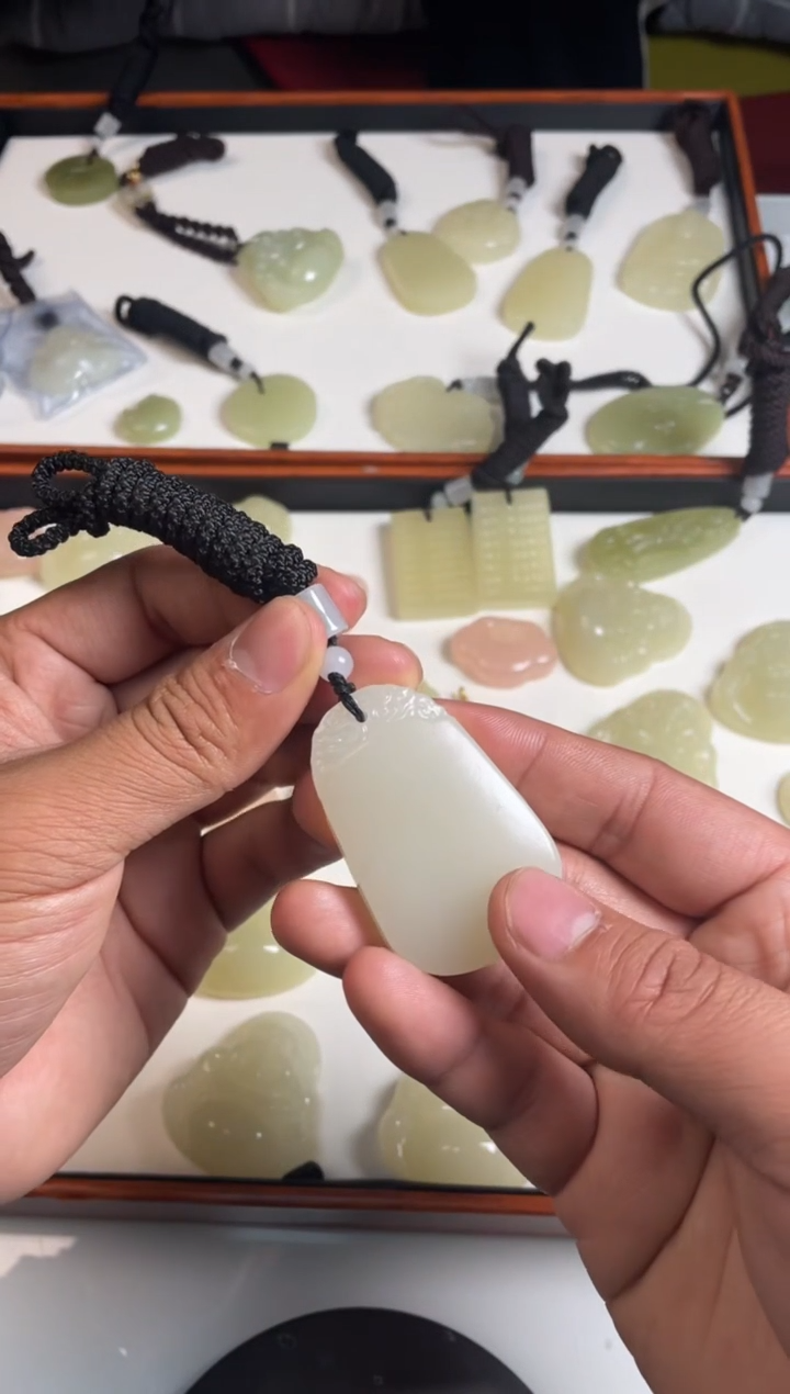 【闪购商品】石英质玉吊坠(赠链)未镶嵌福利