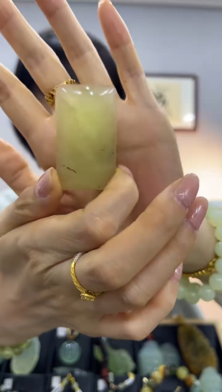 岫玉未镶嵌吊坠·