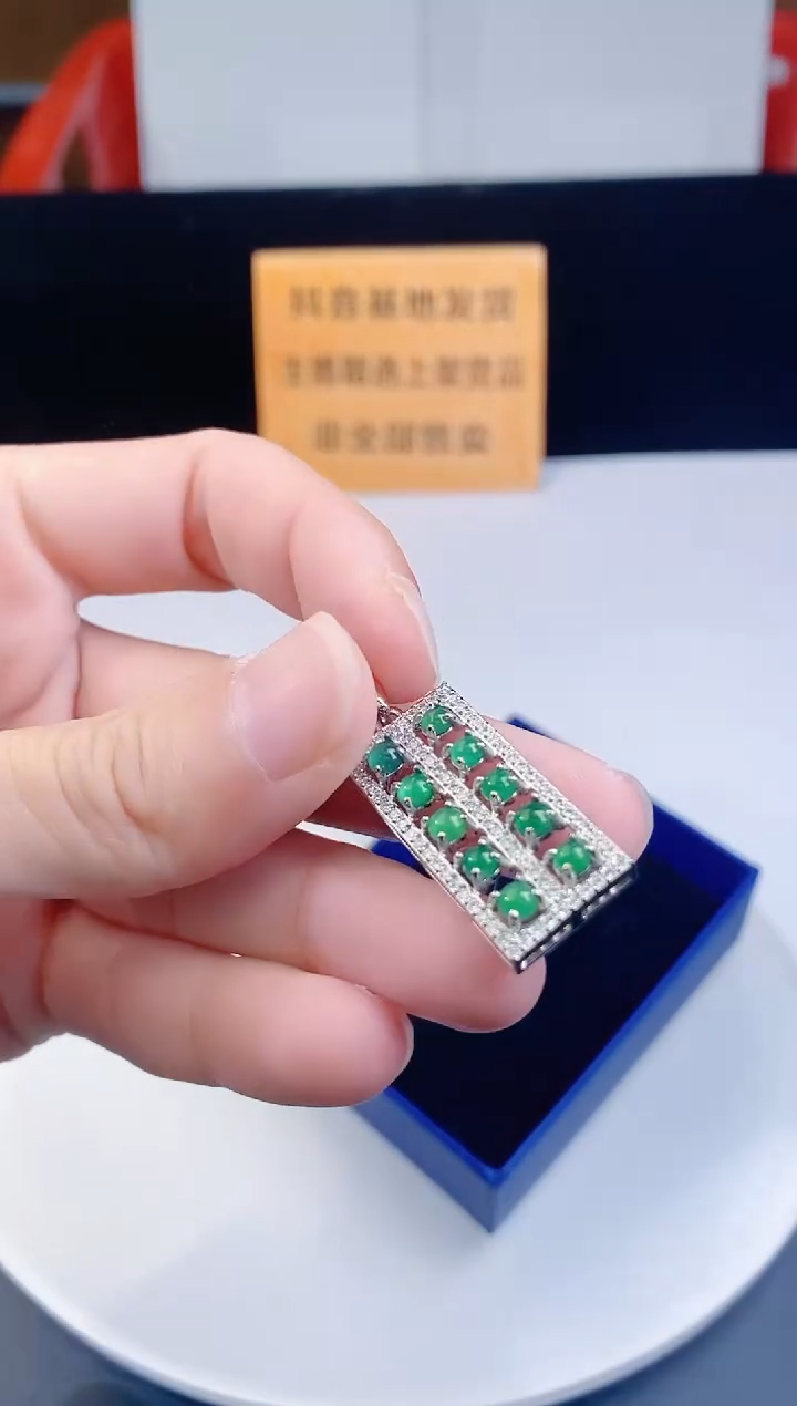 颈饰未镶嵌翡翠    