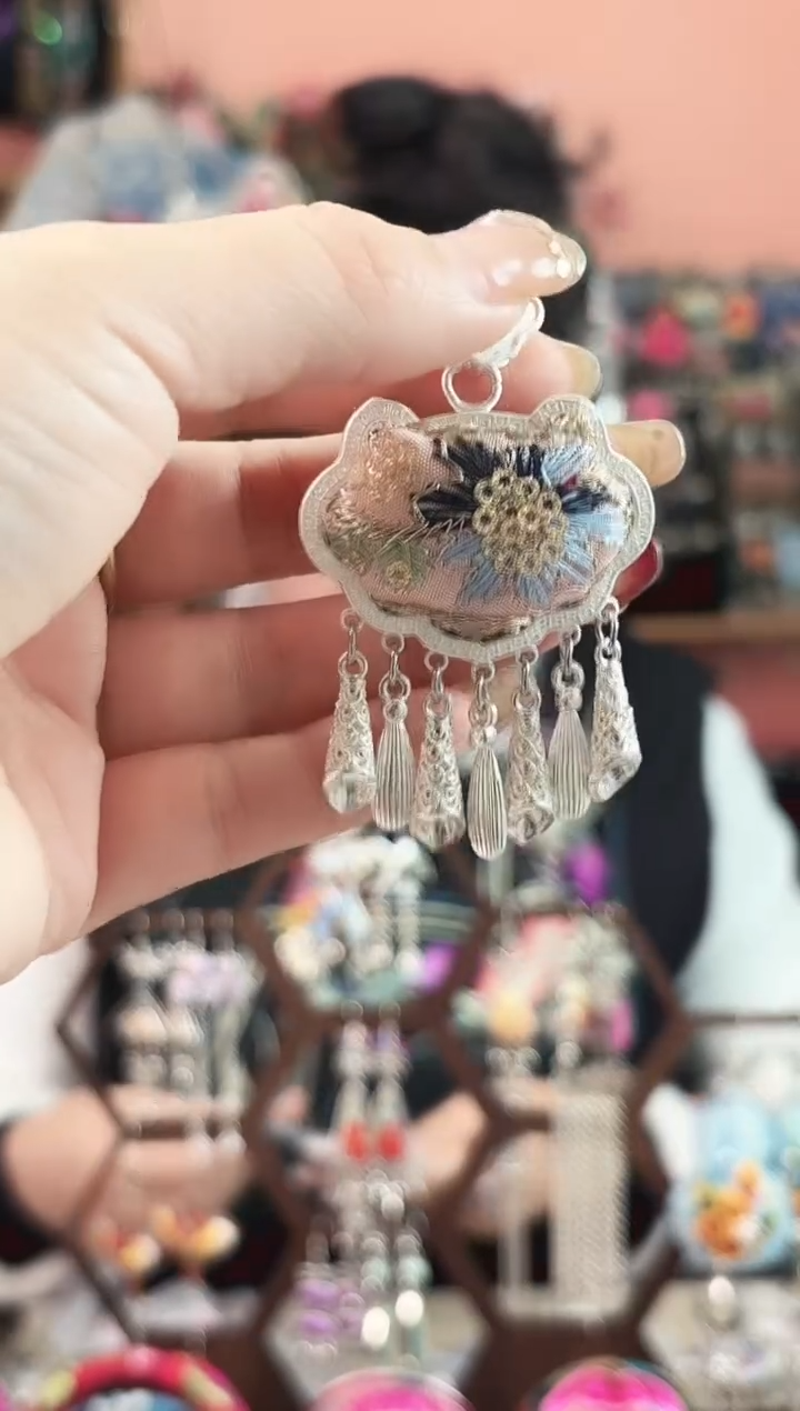 织绣彩云南阁老绣饰品  144