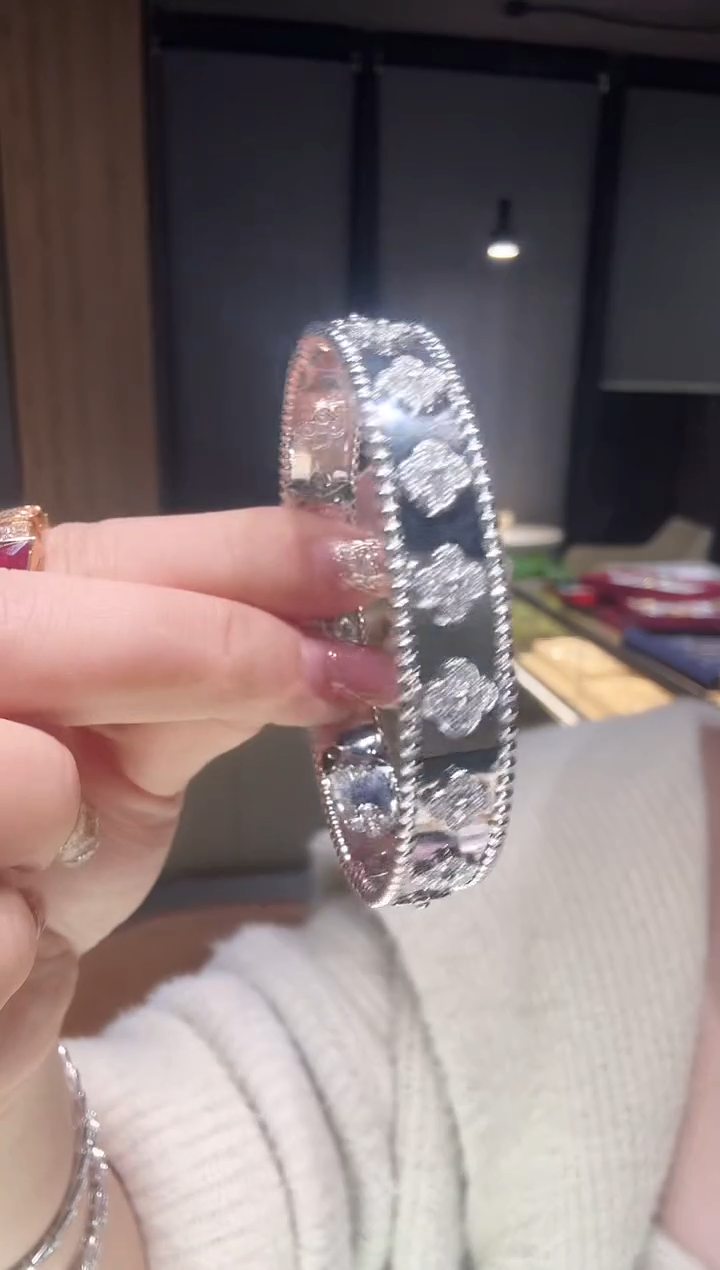 【闪购商品】钻石手镯18K金镶嵌宽版花镯