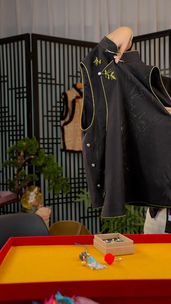 刺绣小*梨非遗绒花手工饰品 竹叶熊猫马甲S码