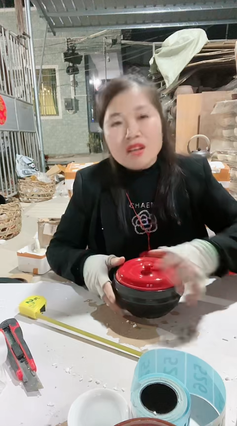 【闪购商品】c481瑕疵黑色砂锅碗盖偏小