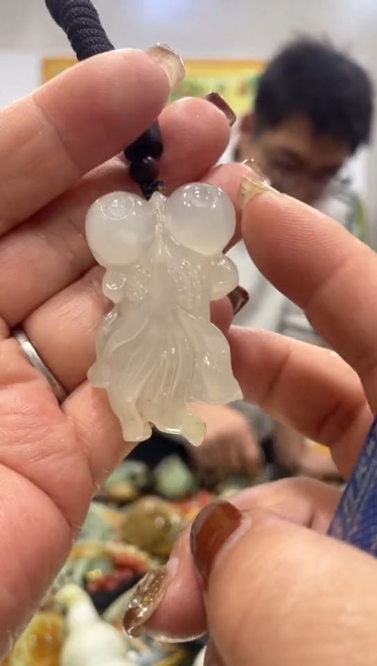 未镶嵌蛇纹石玉吊坠    