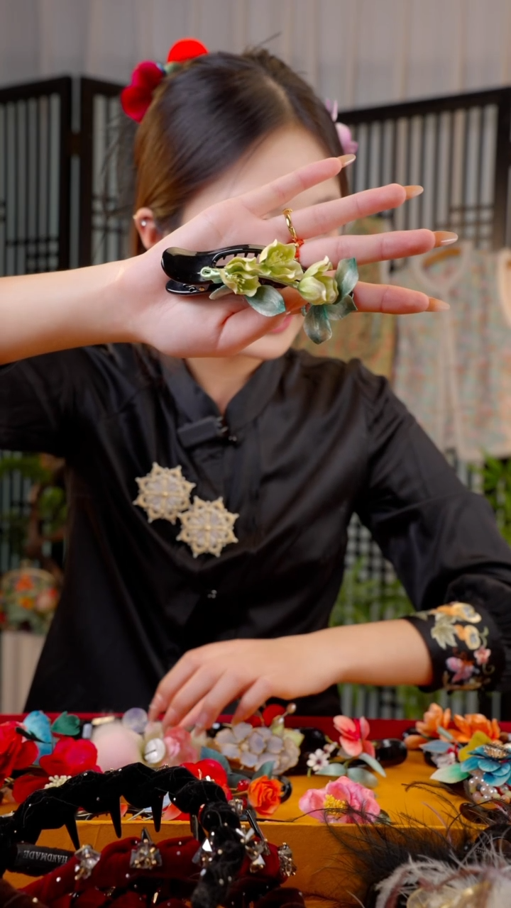 刺绣非遗手工饰品