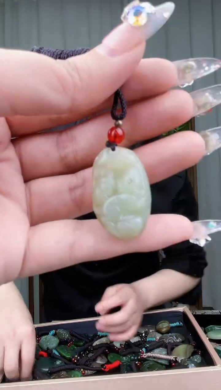 【闪购商品】和田玉挂件未镶嵌拍一发一，多样性发货！