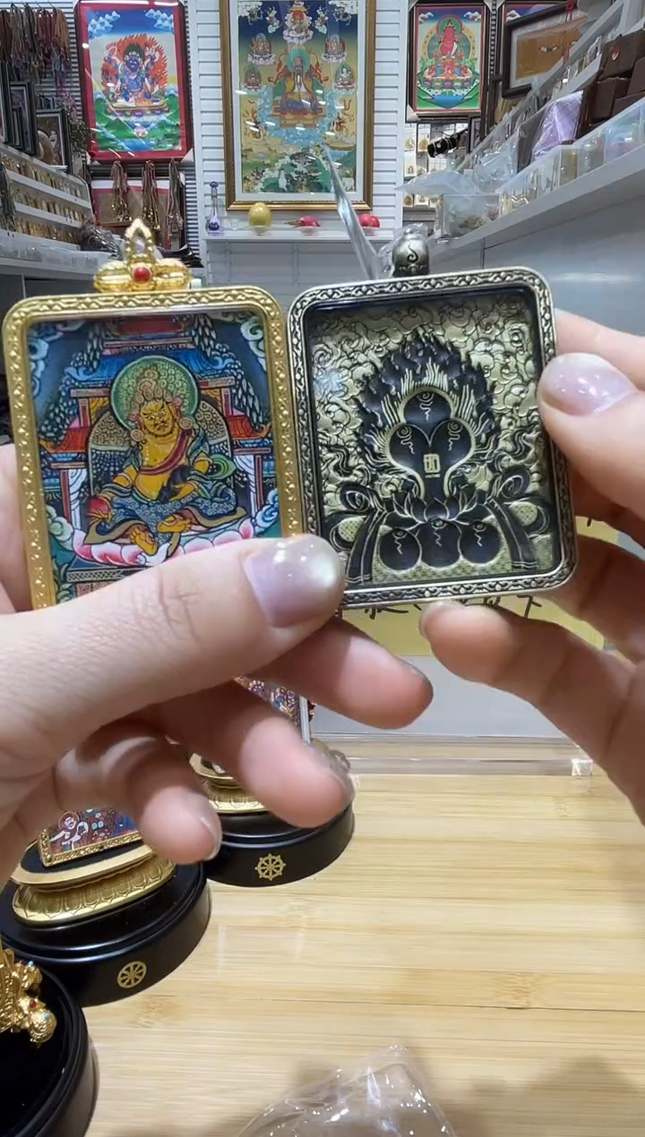 吊坠纯手绘唐卡（非质量问题 不退不换）黄c 换右边古铜色壳子 