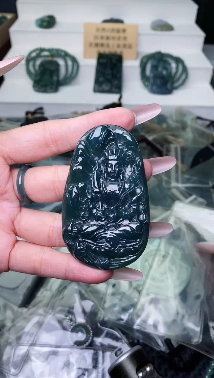 颈饰未镶嵌翡翠 