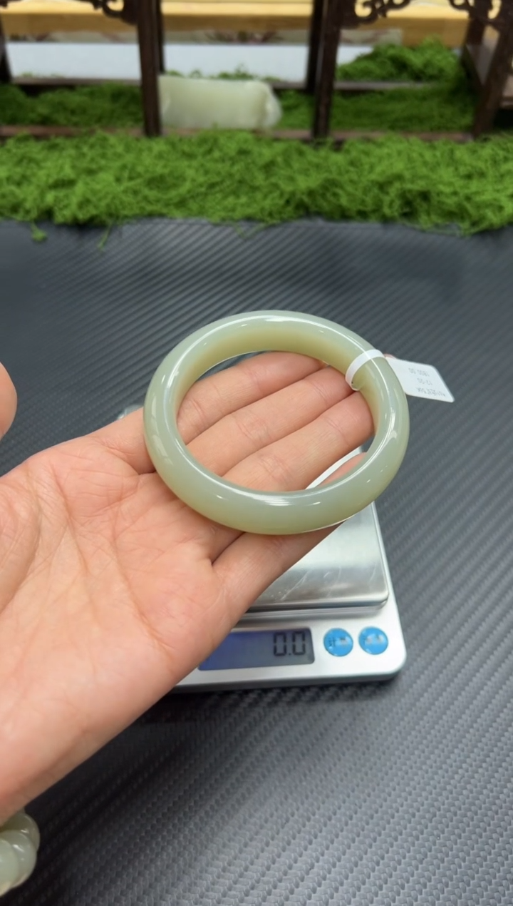 未镶嵌手镯和田玉且末微色差近矿56k