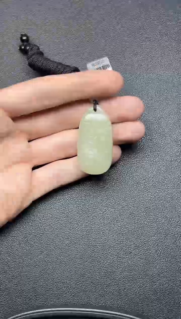 吊坠(赠链)未镶嵌和田玉且末微色差迪克兰一细吊坠