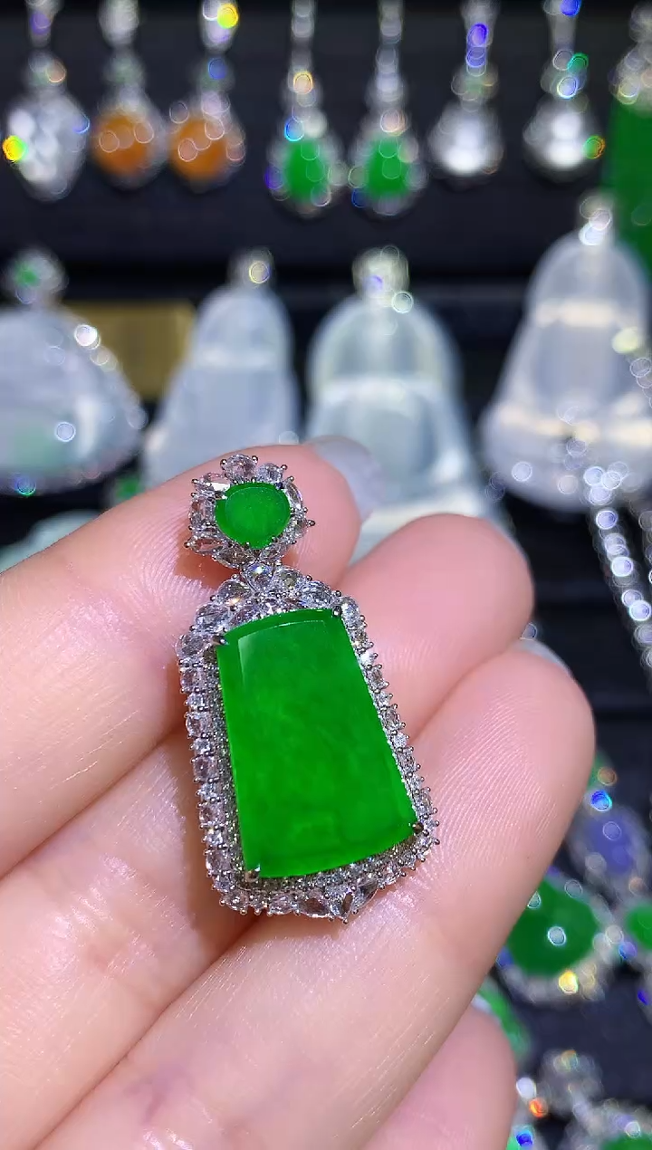 【闪购商品】翡翠颈饰18K金镶嵌高冰满绿无事牌