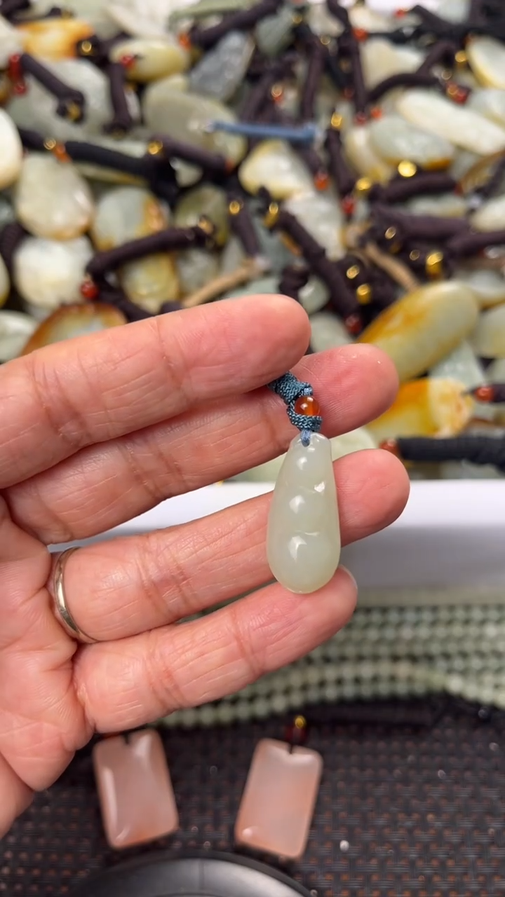 【闪购商品】和田玉颈饰未镶嵌多样性发货没有证书拍一发一有瑕