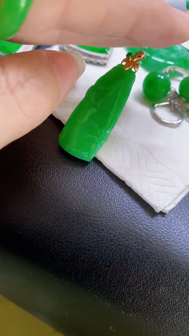 颈饰18K金镶嵌翡翠竹子