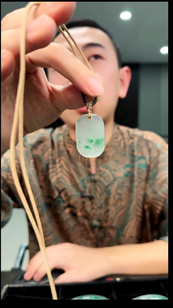 吊坠(赠链)未镶嵌石英岩玉纯手工无事牌
