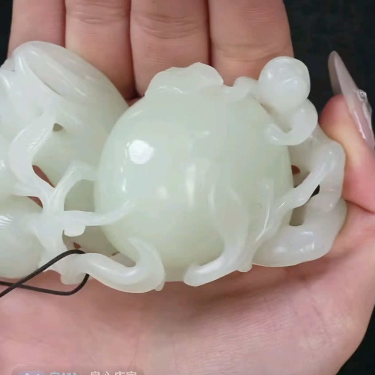 清代和田玉灵猴献寿把件