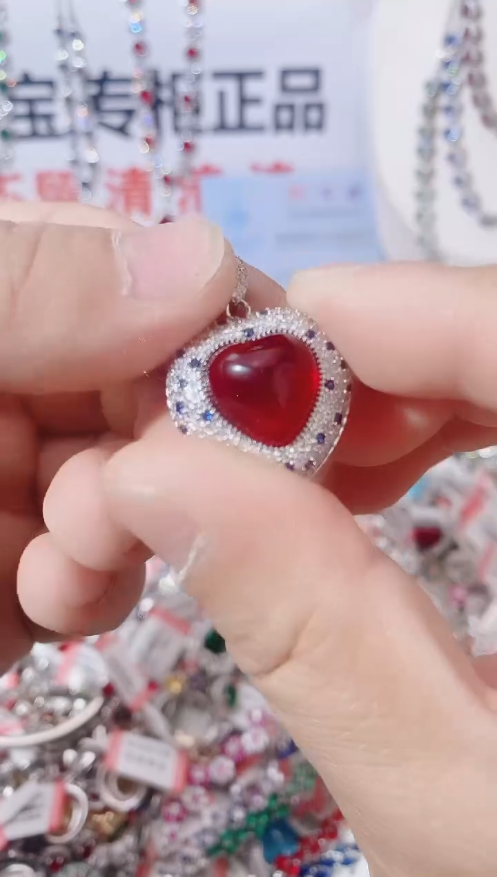 颈饰未镶嵌红宝石  