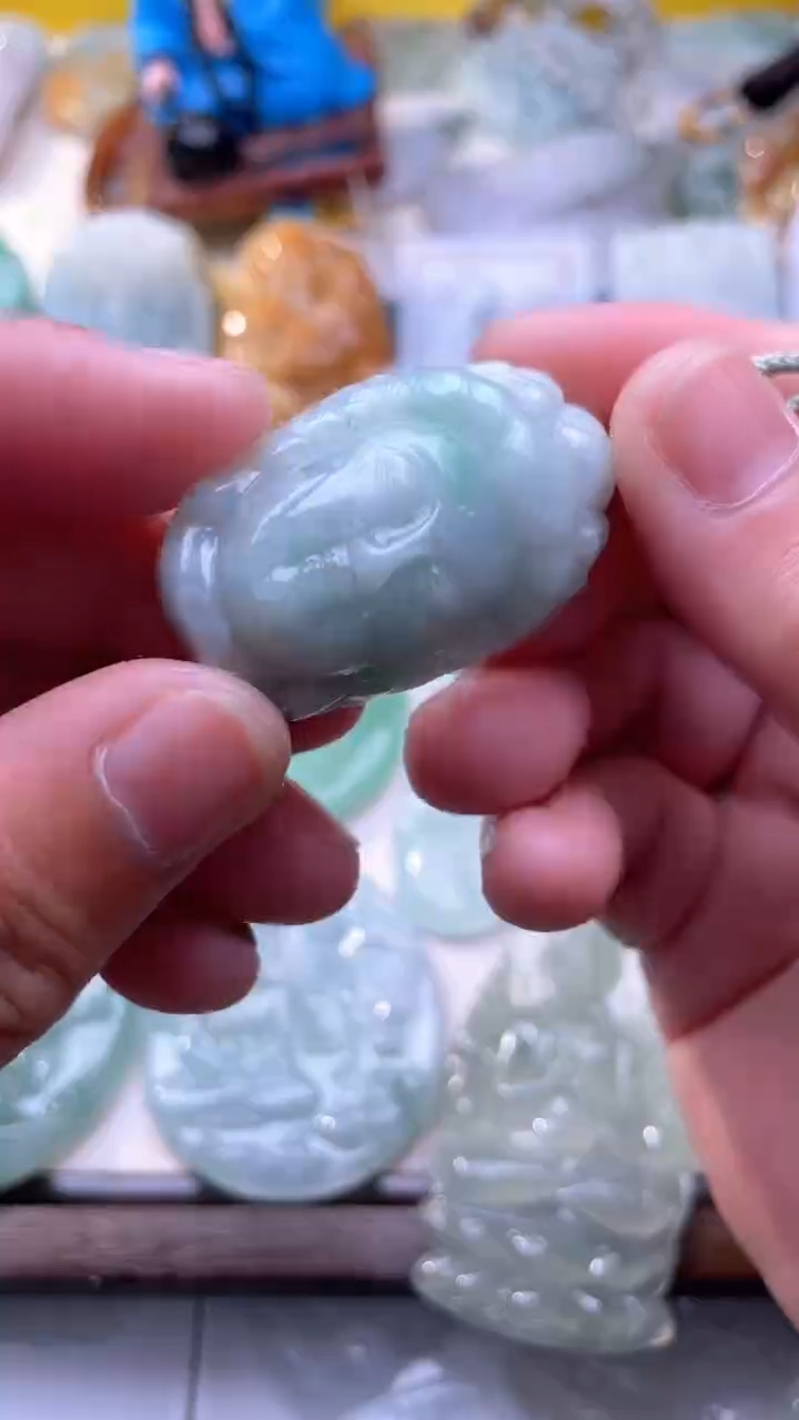 翡翠未镶嵌颈饰观音首