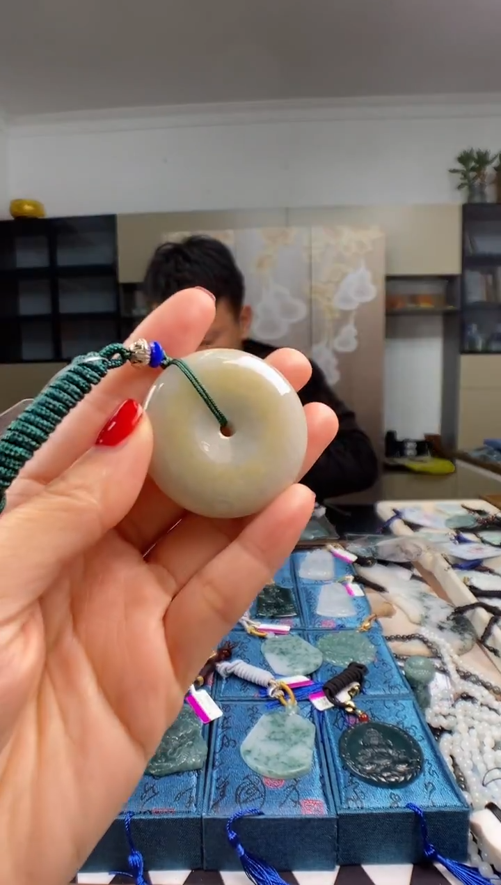 颈饰未镶嵌翡翠 多样性发其一