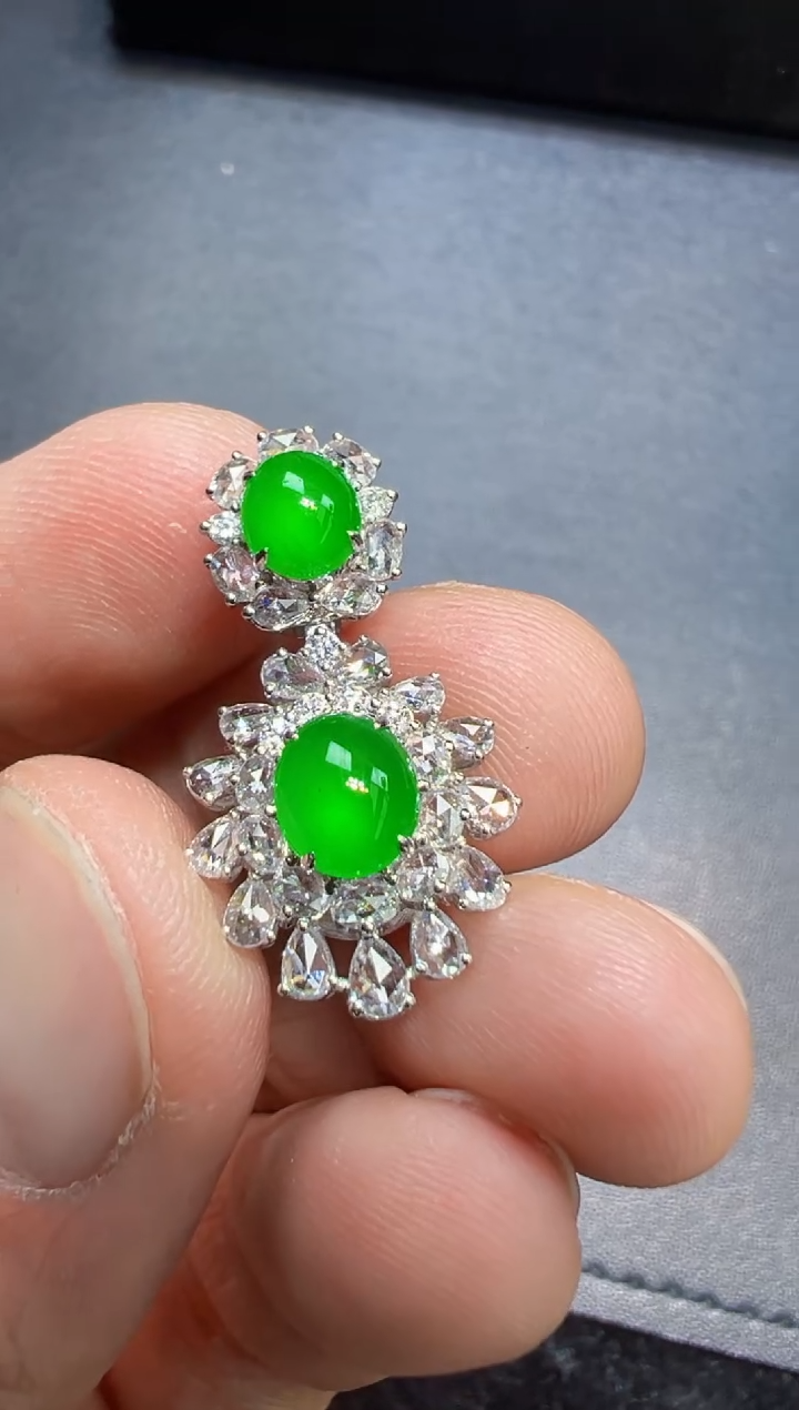 【闪购商品】翡翠吊坠(不含链)18K金镶嵌阳绿蛋面吊坠