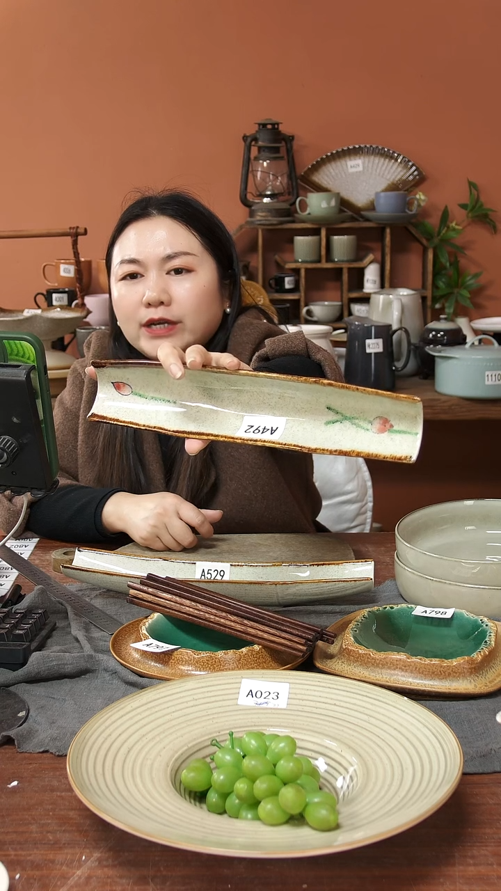 陶瓷A492 一只陶瓷荷花30.5CM长条凹盘可能微瑕