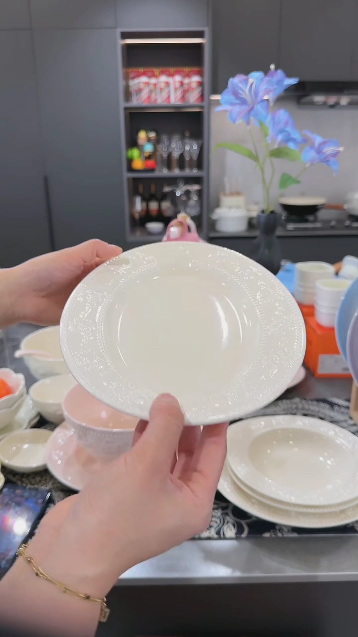 【闪购商品】瓷浮雕草莓陶瓷鱼盘12英寸-奶油白